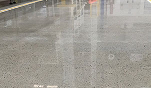 固化地坪的表面是否容易打滑？